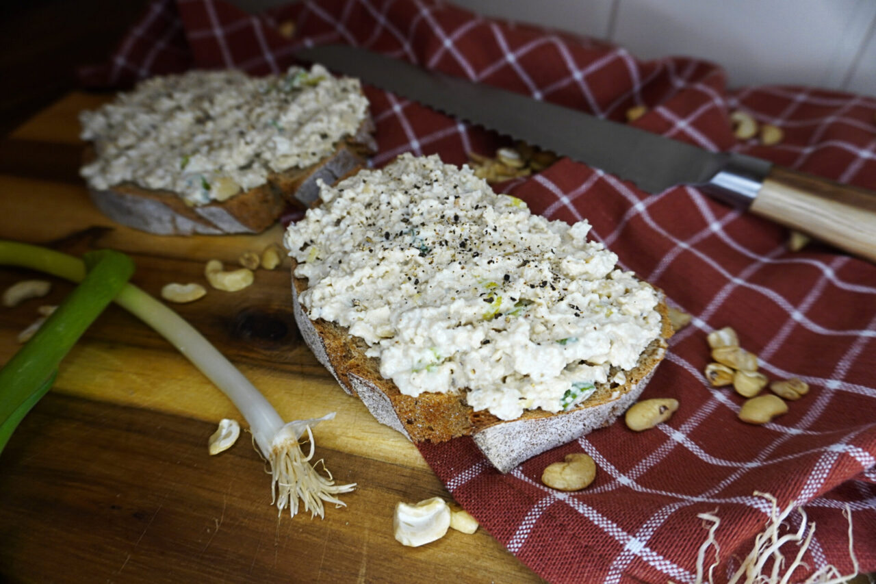 Veganer körniger Frischkäse mit Frühlingszwiebeln